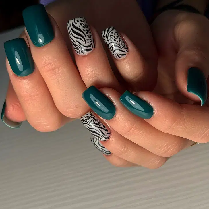 Темно-зеленый маникюр с животным принтом на квадратных ногтях