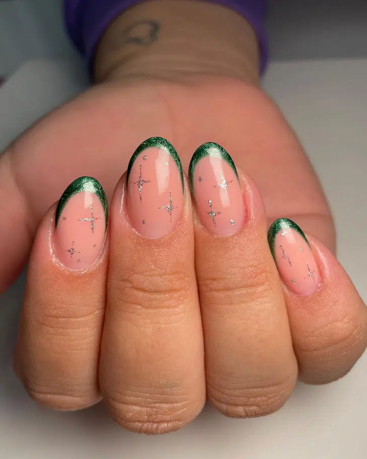 Зеленый френч с блестками на ухоженных овальных ногтях