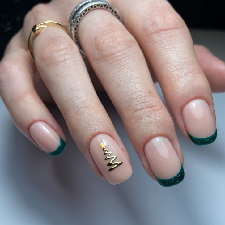 Зеленый френч с елочкой на квадратных ногтях средней длины