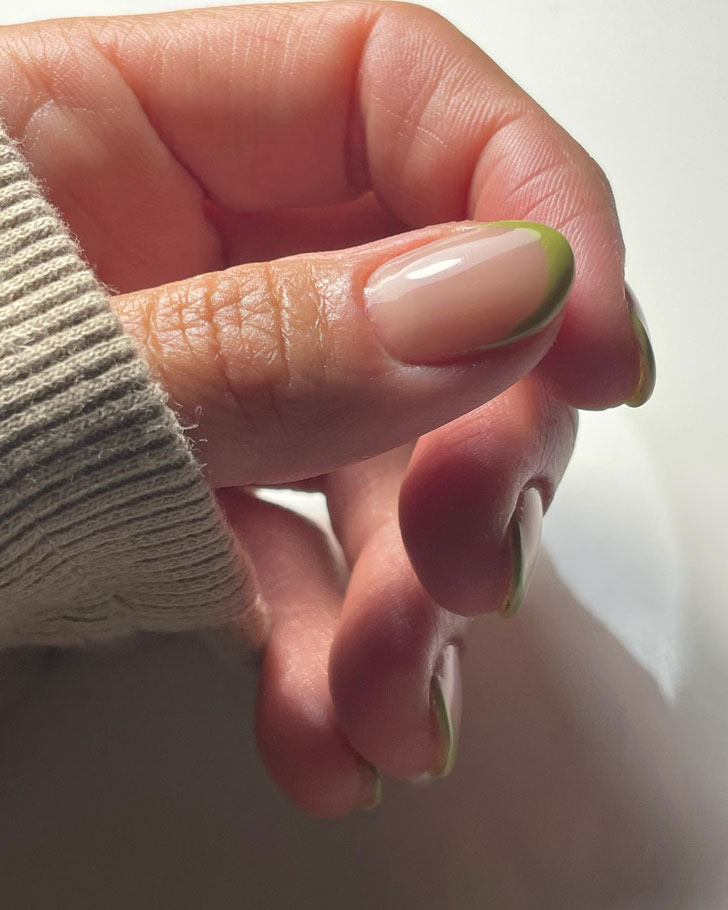 Зеленый тонкий френч на овальных ногтях средней длины