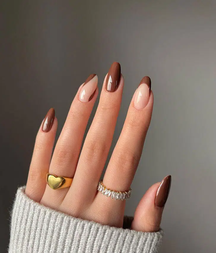 Зимний коричневый маникюр с завитками на овальных ногтях средней длины