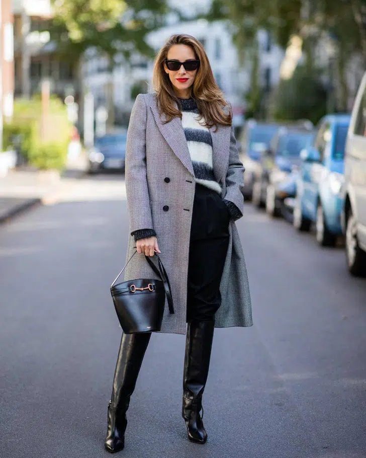 Александра Лапп в сером пальто, черных брюках и высоких сапогах