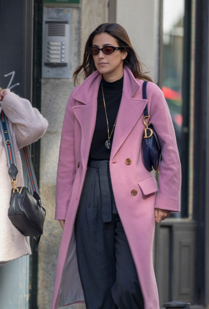 Алессандра де Осма в серых широких брюках, черной водолазке и розовом пальто