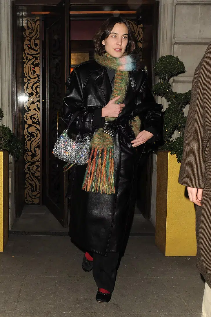 Алекса Чанг в кожаном пальто, цветным шарфом и блестящей сумочкой