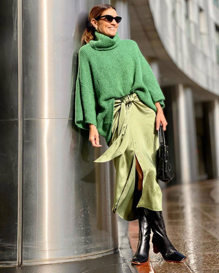 Ана Антолин в шелковой юбке с разрезом и зеленом свитере оверсайз