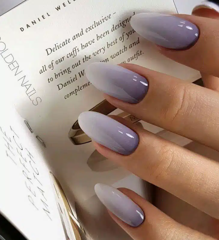 Бело-фиолетовое омбре на длинных миндальных ногтях