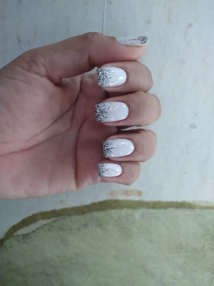 Белый маникюр с серебристыми блестками на длинных квадратных ногтях