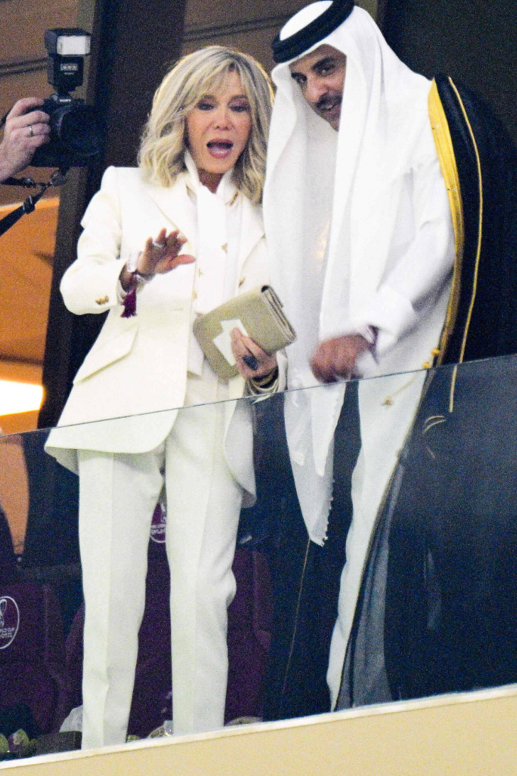 Брижит Макрон в белоснежном костюме, шелковой блузке и пышной прической