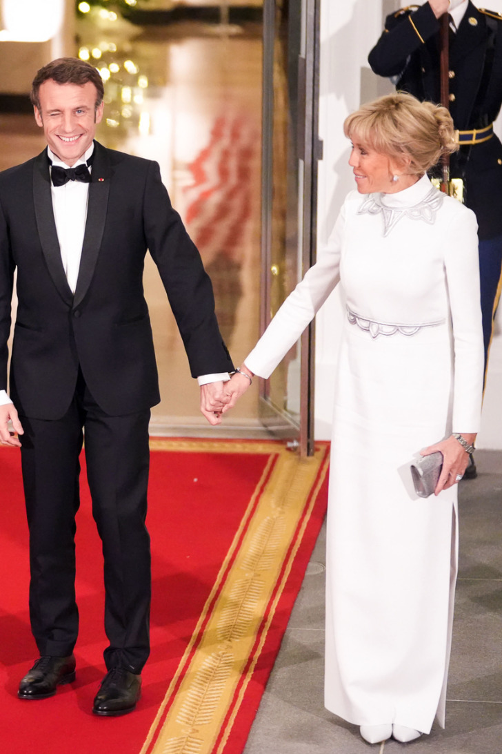 Брижит Макрон в белоснежном длинном платье с серебристыми аксессуарами затмила всех