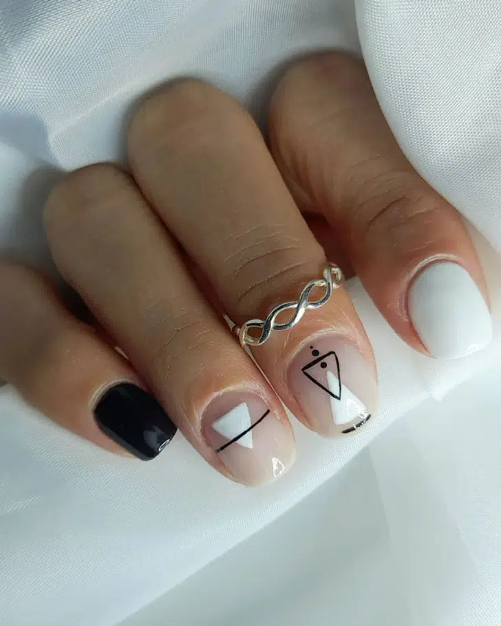Черно-белый маникюр с минималистическим принтом на коротких ногтях