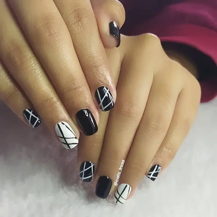 Черно-белый маникюр с минималистичными линиями на квадратных ногтях