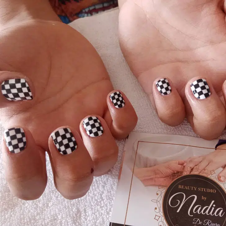 Черно-белый шахматный маникюр на коротких натуральных ногтях