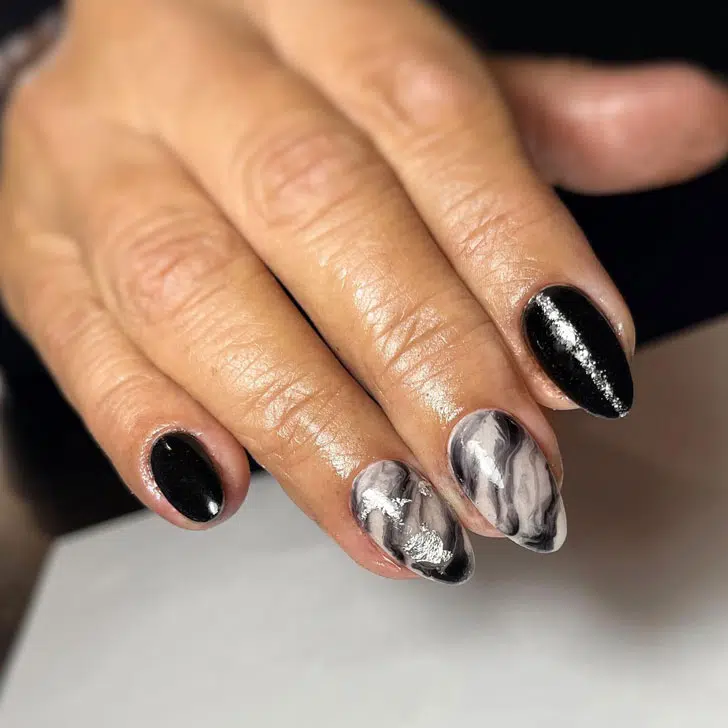 Черный мраморный маникюр с серебристыми блестками на миндальных ногтях