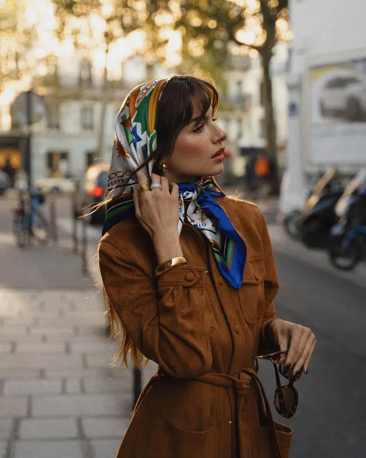 Парижанка с платком на голове для модного повседневного образа