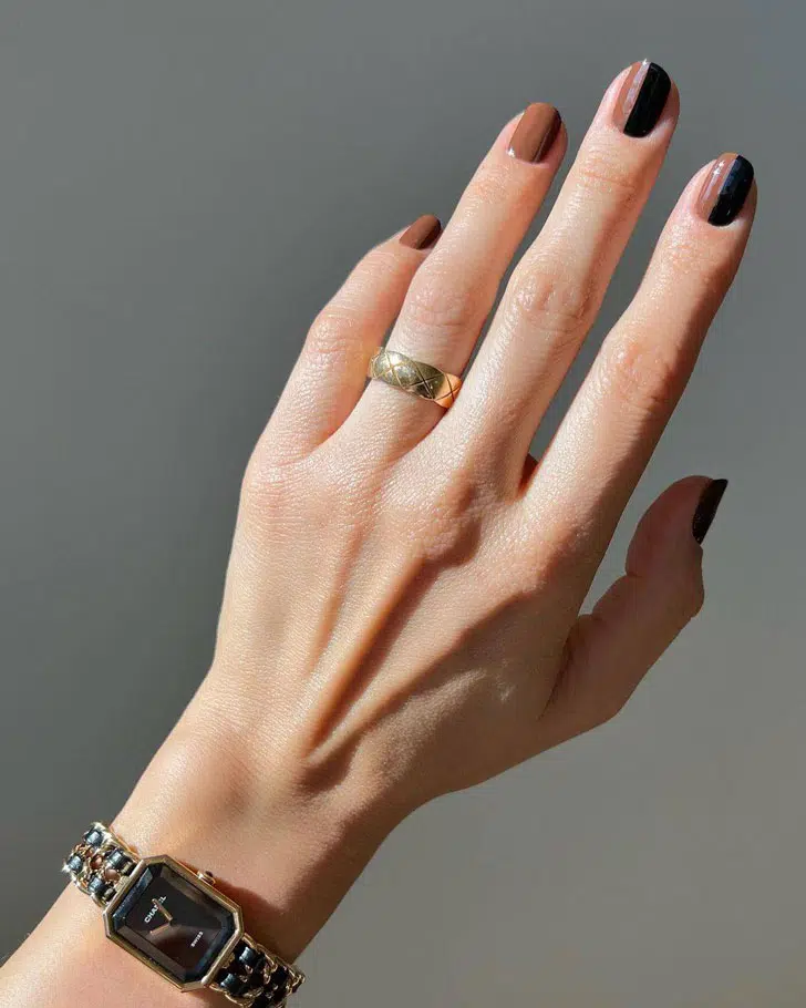 Двухцветный черно-коричневый маникюр на коротких ногтях
