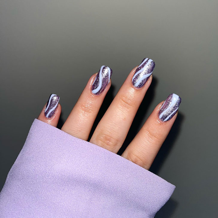 Фиолетовый блестящий маникюр с завитками на длинных квадратных ногтях