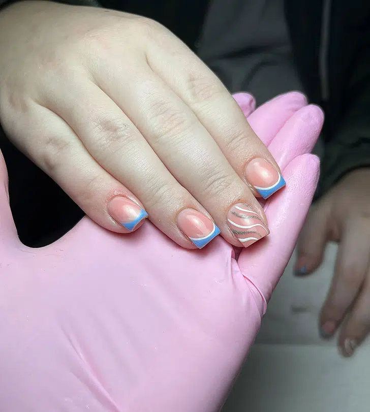 Голубой френч с завитками на квадратных ногтях средней длины