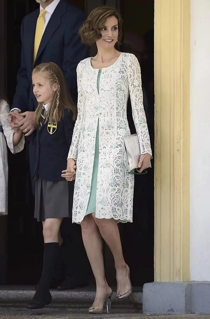 Королева Летиция в платье футляр, кружевном кардигане и прозрачных туфлях