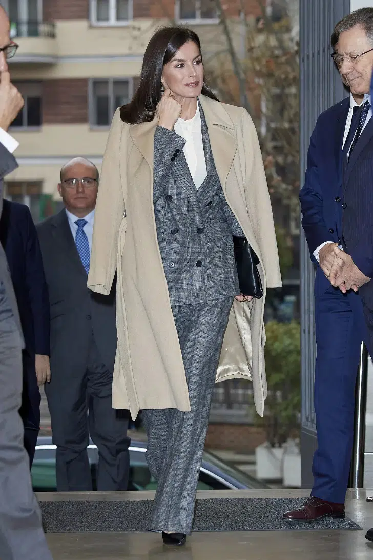 Королева Летиция в сером костюме оверсайз и классическом бежевом пальто