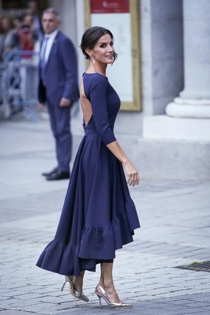 Королева Летиция в синем платье миди с открытой спиной и серебристых туфлях на шпильке
