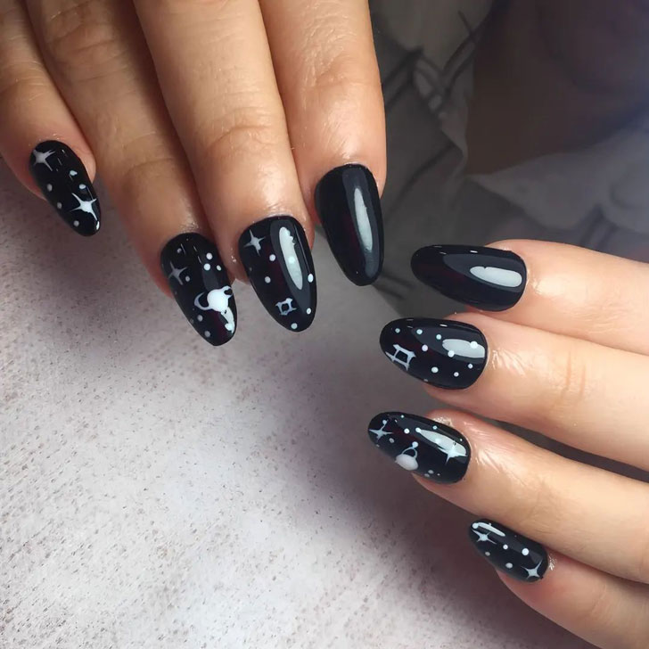 Красивый черный маникюр с белыми звездами на овальных ногтях средней длины