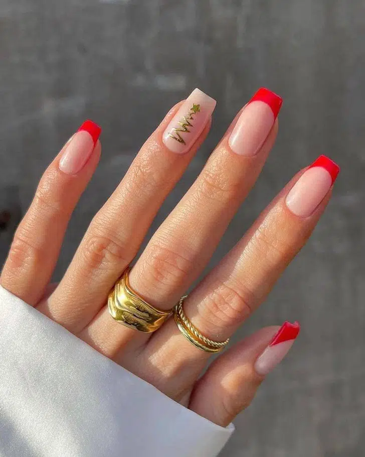 Красный френч с золотым принтом на квадратных ногтях средней длины