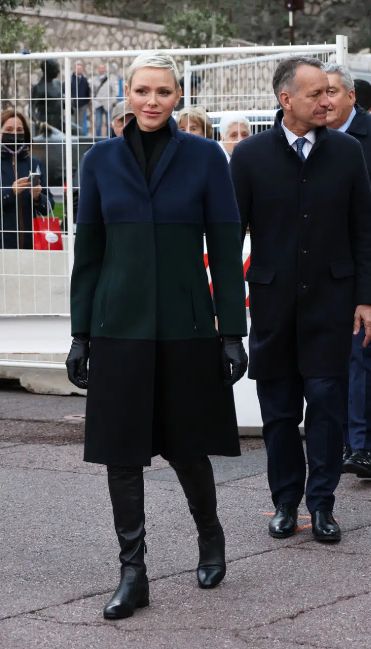 Принцесса Шарлен в темно синем пальто и черных зимних сапогах