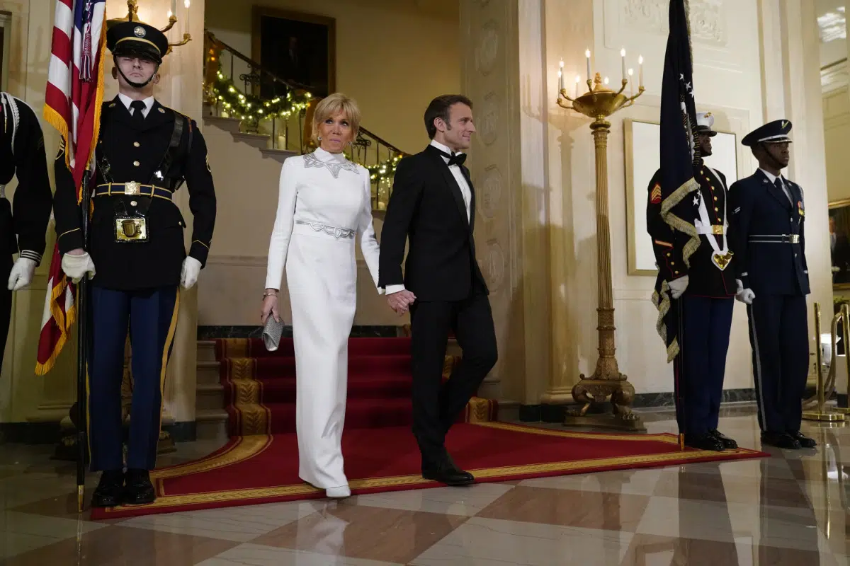Брижит Макрон в безупречном белом наряде посетила официальный прием