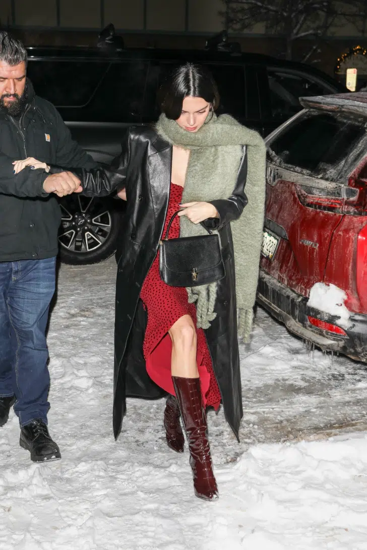 Кендалл Дженнер в красном платье в горошек и кожаном пальто