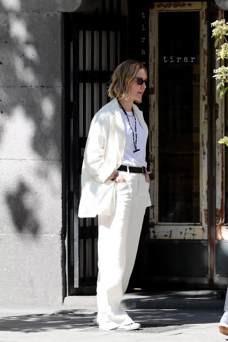 Марта Ортега в белых брюках с черных ремнем и белом блейзере оверсайз