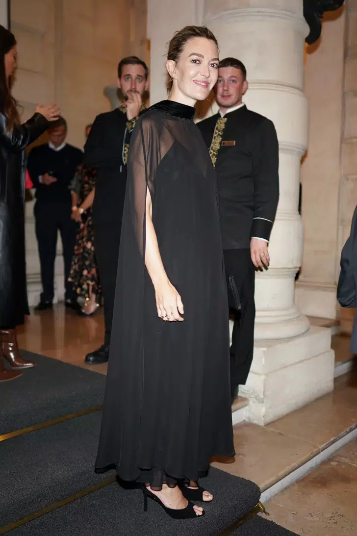 Марта Ортега в черном платье, длинной прозрачной накидке и туфлях с открытыми пальчиками