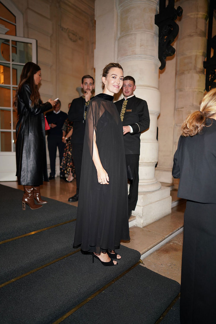Марта Ортега в черном вечернем платье и длинной прозрачной накидке