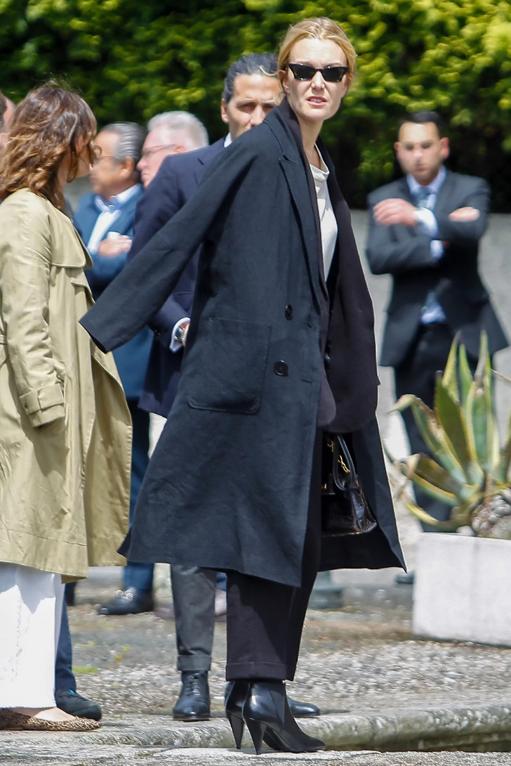 Марта Ортега в классическом черном пальто, брюках и ботильонах