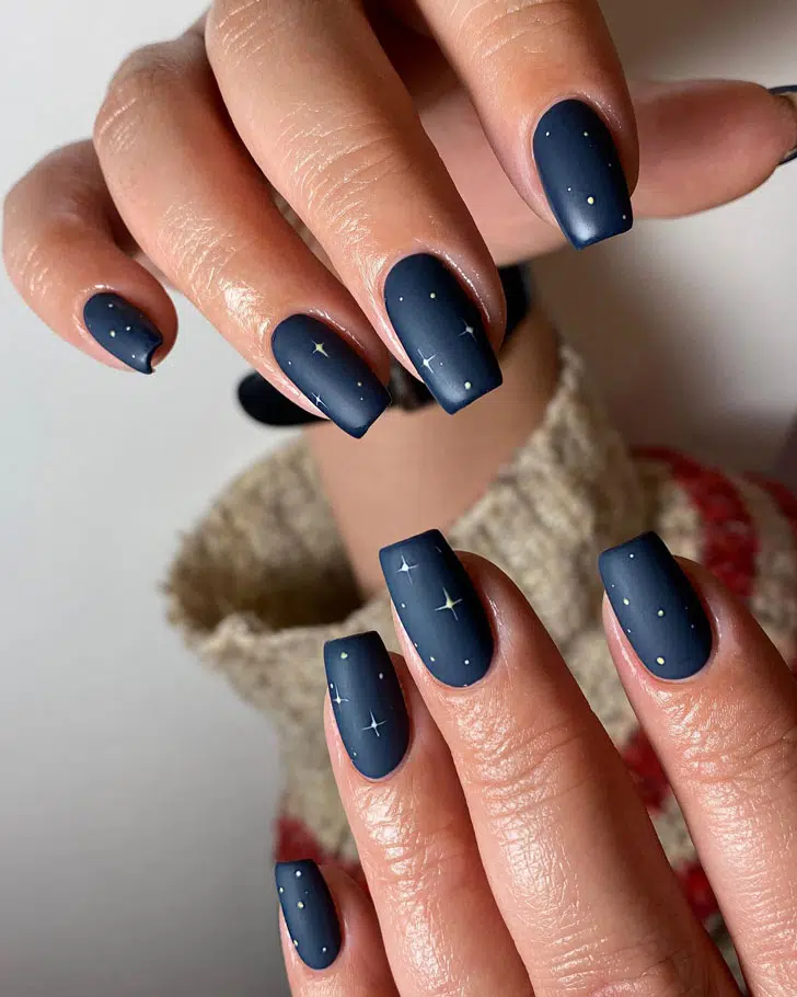 Матовый синий маникюр с белыми звездами на квадратных ногтях средней длины