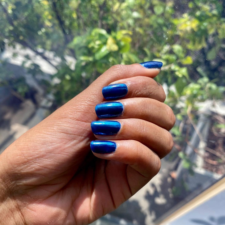 Металлический синий маникюр на квадратных ногтях средней длины