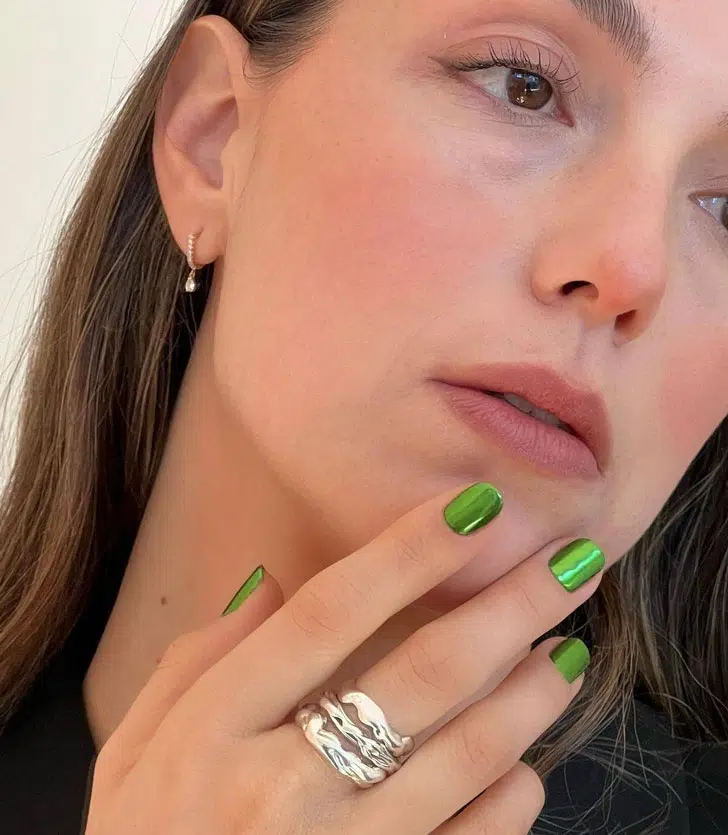 Металлический зеленый маникюр на коротких натуральных ногтях