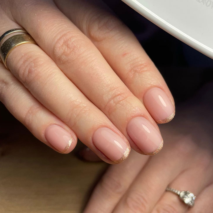 Металлизированный френч с блестками на овальных красивых ногтях