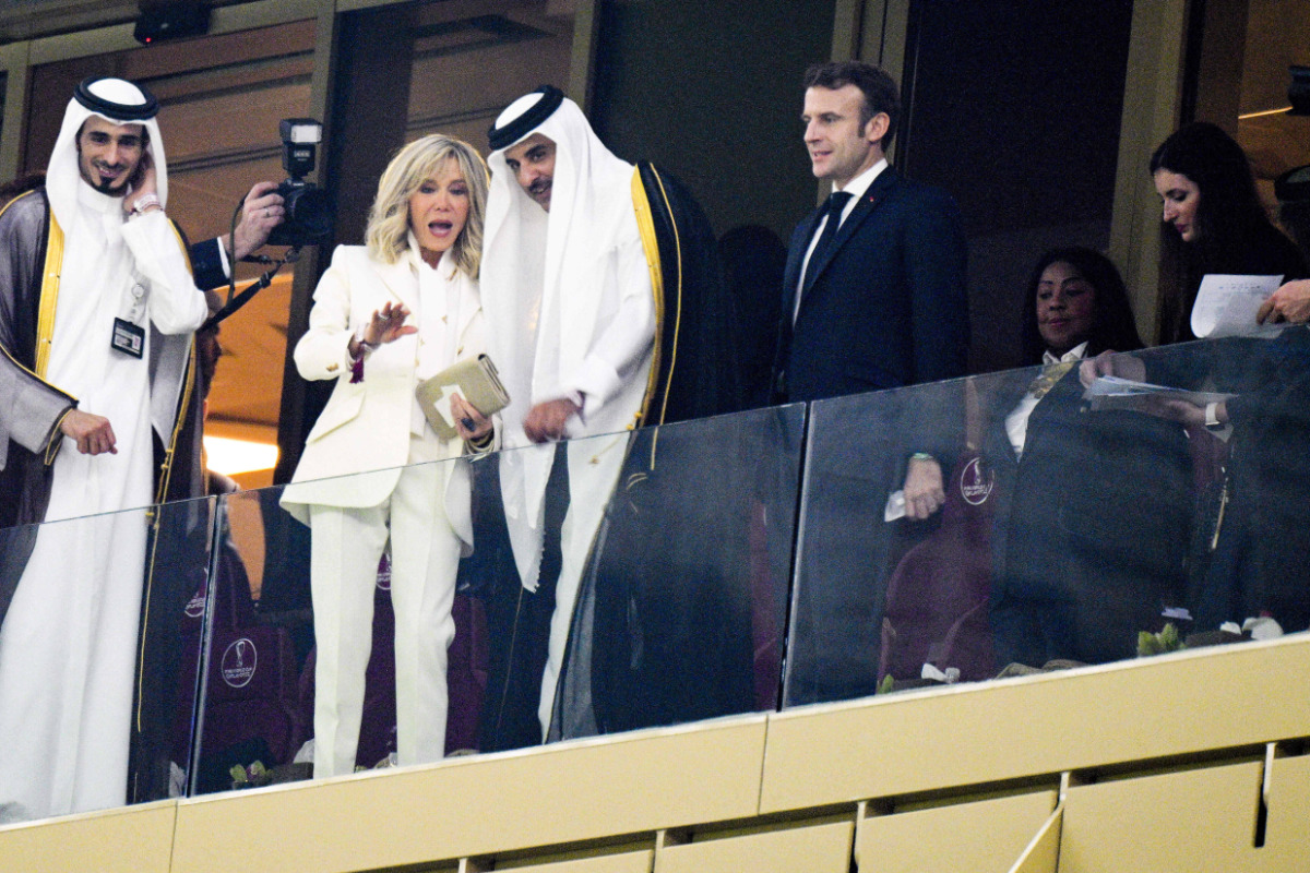 Брижит Макрон в белом костюме и блузке посетила футбольный матч