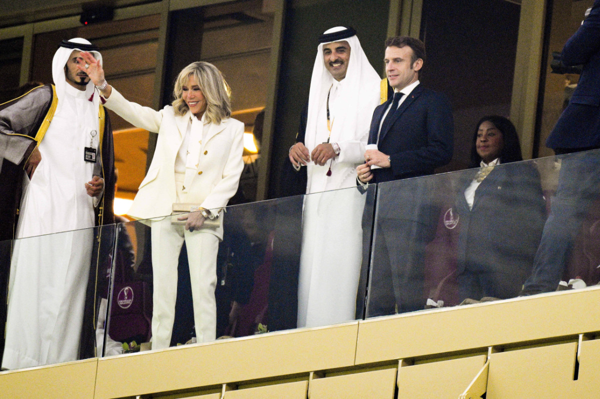 Брижит Макрон в белом костюме на чемпионате мира по футболу в Катаре