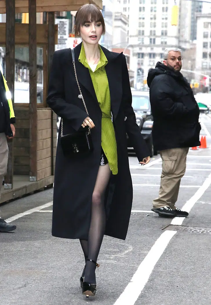 Лили Коллинз в черном пальто в морском стиле и туфлях на платформе