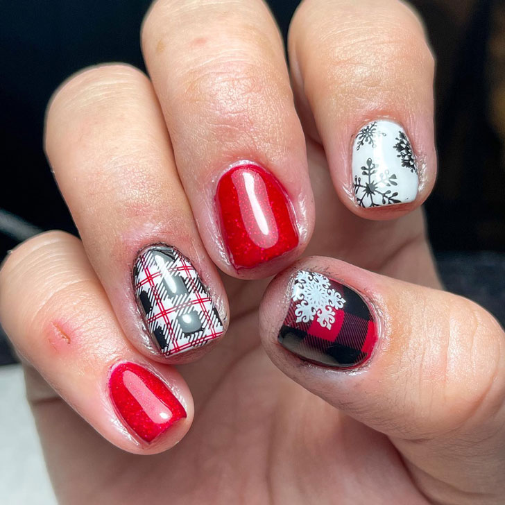 Новогодний красный маникюр со снежинками на коротких квадратных ногтях
