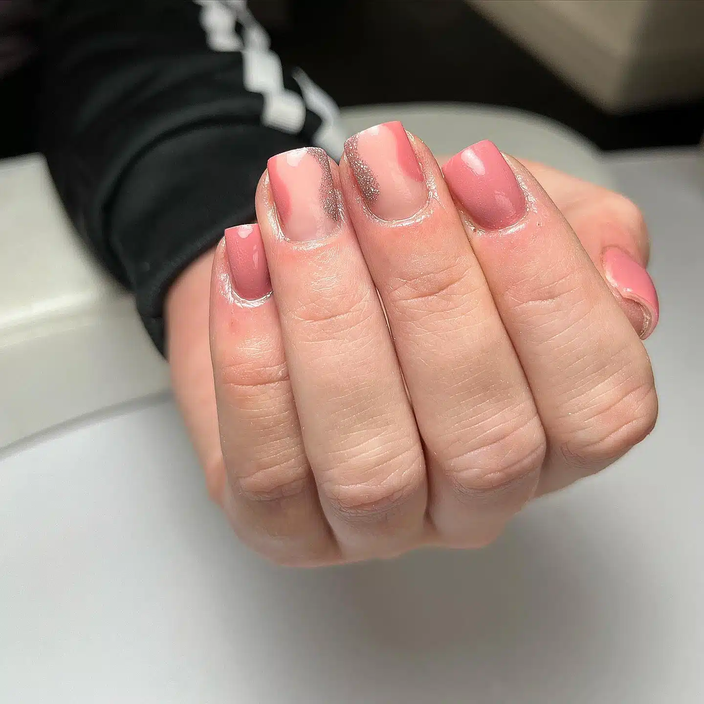 Пастельный розовый маникюр с завитками и блестками на квадратных ногтях средней длины
