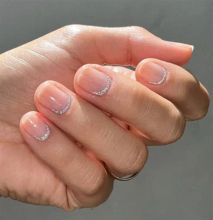 Перевернутый френч с серебристыми блестками на коротких натуральных ногтях