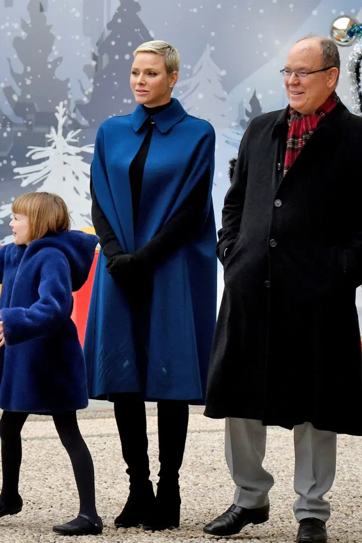 Принцесса Шарлен в черном свитере, брюках и пальто глубокого синего оттенка