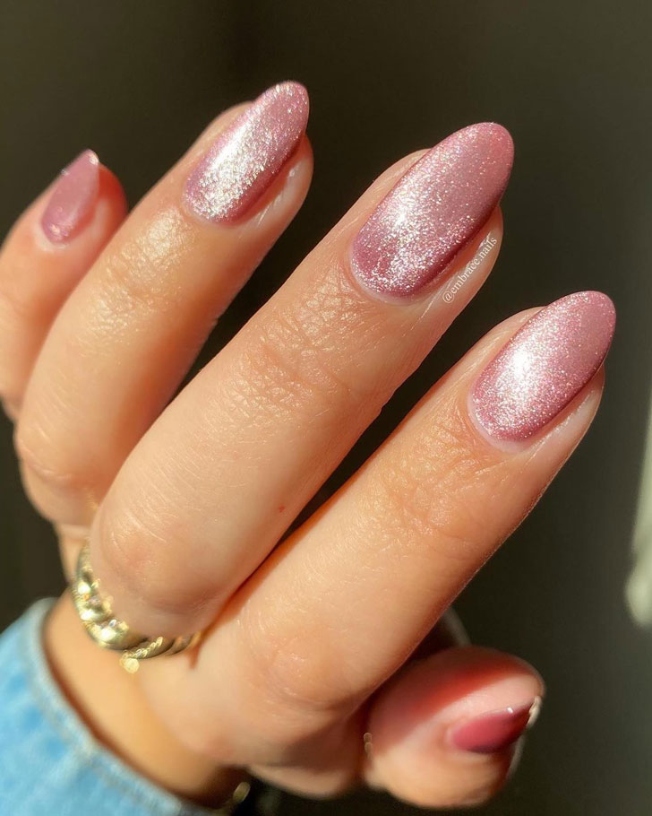 Розовый бархатный маникюр с блеском на овальных длинных ногтях