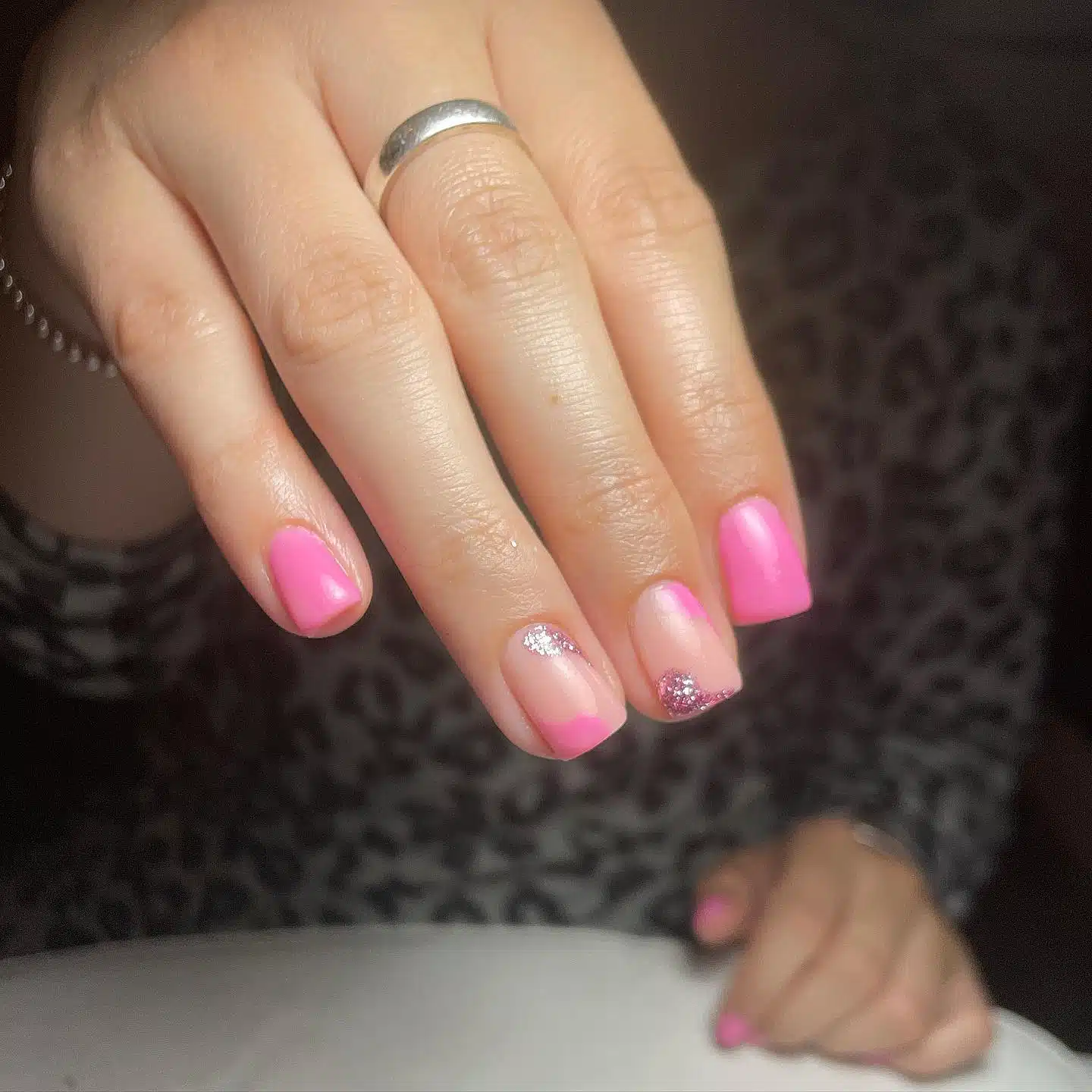 Розовый маникюр с завитками и блестками на квадратных ногтях средней длины