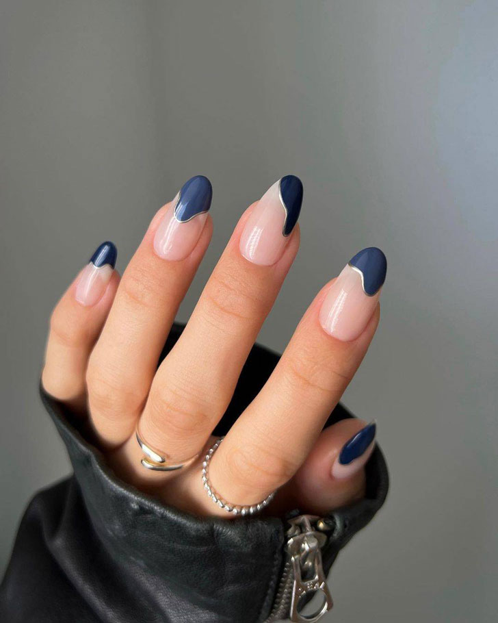 Синий абстрактный френч с серебристой линией на овальных ногтях средней длины