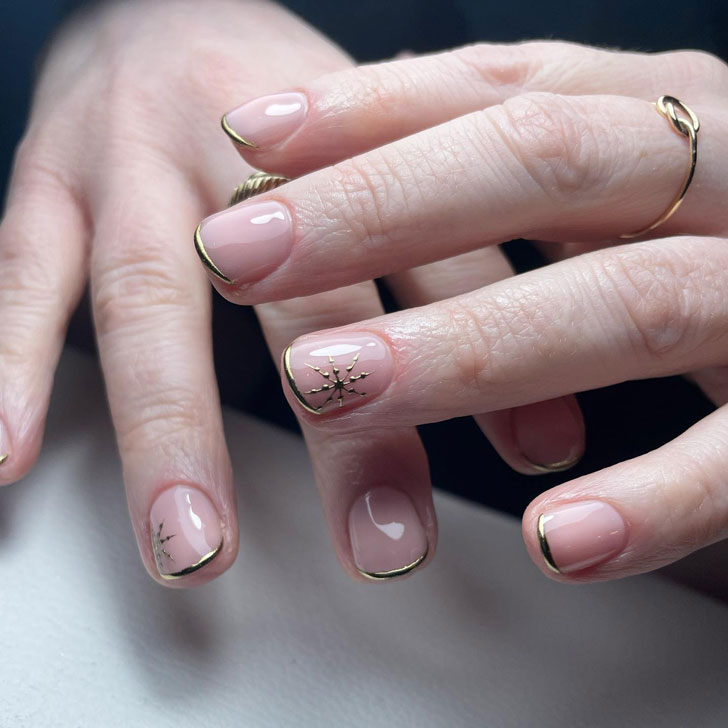 Тонкий золотой френч со снежинками на коротких натуральных ногтях
