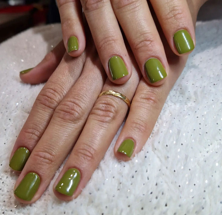 Зеленый маникюр цвета хаки на натуральных коротких ногтях