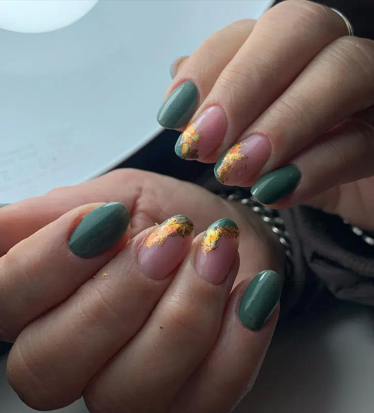 Зеленый маникюр с золотой фольгой на овальных ногтях средней длины